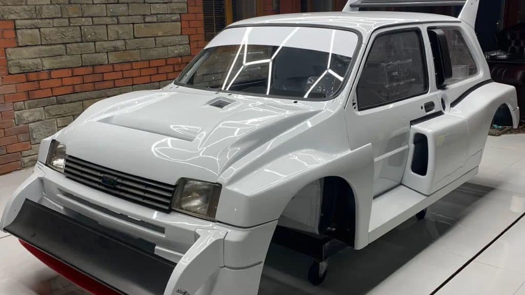 Une réplique de la MG Metro 6R4 de groupe B en préparation