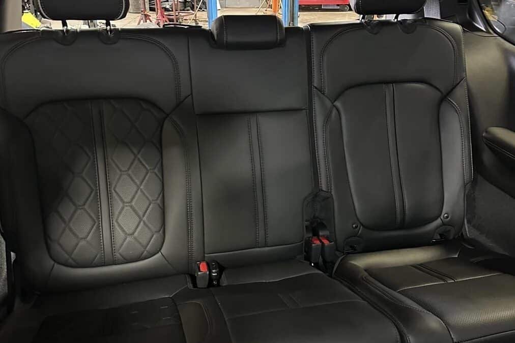 Il reçoit une Jeep équipée de deux sièges différents