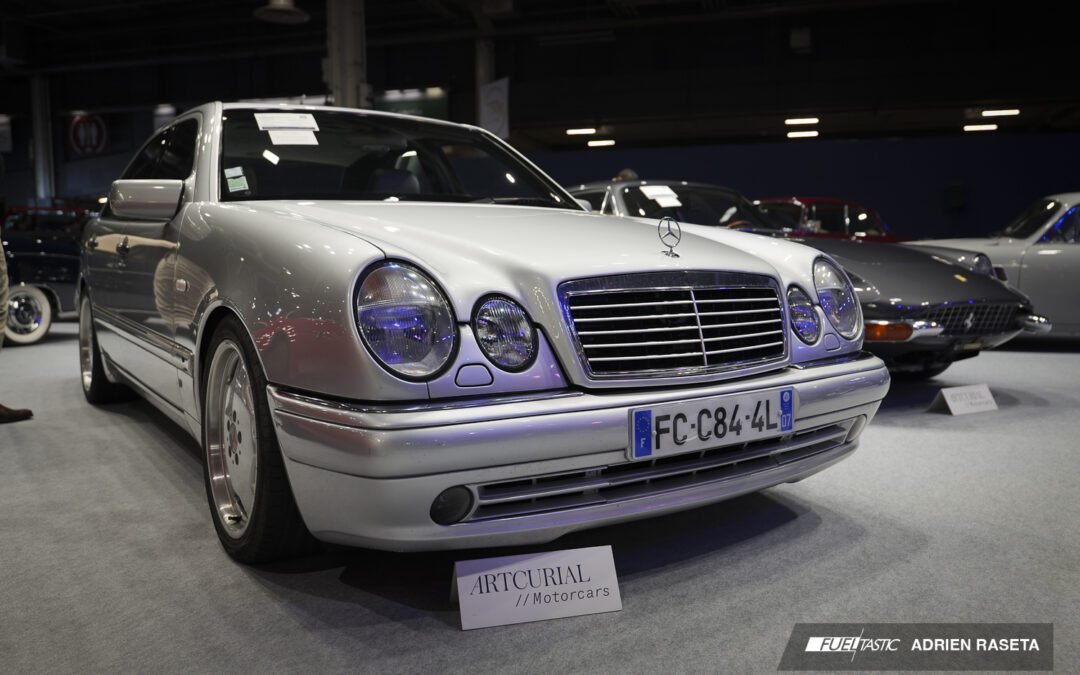 Une Mercedes E50 AMG perdue entre deux italiennes de collection à Rétromobile 2025